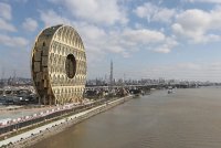 В Китае открылся необычный небоскреб в виде золотого пончика