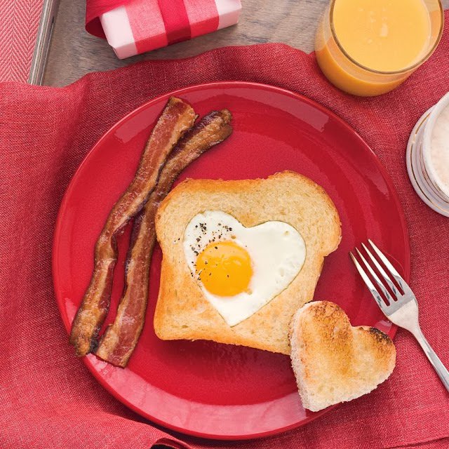 Идея для завтрака на День святого Валентина: яичница в тосте