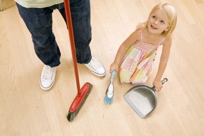 Как научить ребенка помогать вам по хозяйству