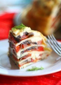Блинный торт с помидорами, грибами и сыром