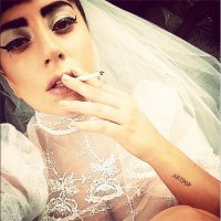Леди Гага в свадебном платье: к чему бы это?