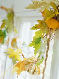 Осенняя гирлянда из листьев на окно