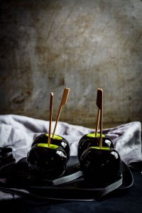 «Ядовитые» яблоки в карамели на Хэллоуин
