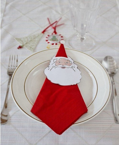 Идея для новогодней сервировки стола: салфетка Дед Мороз