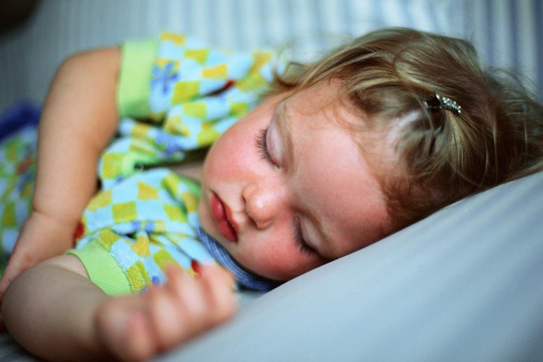 Как уложить ребенка спать без слез