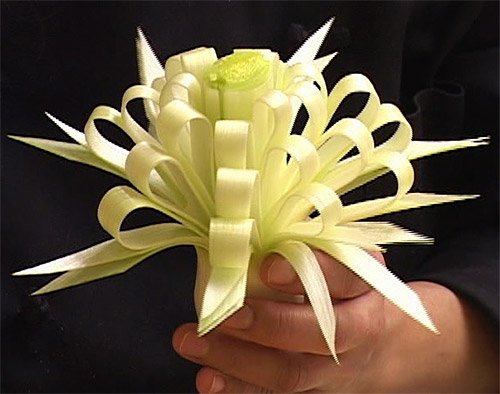 Цветок из лука-порея для украшения блюд