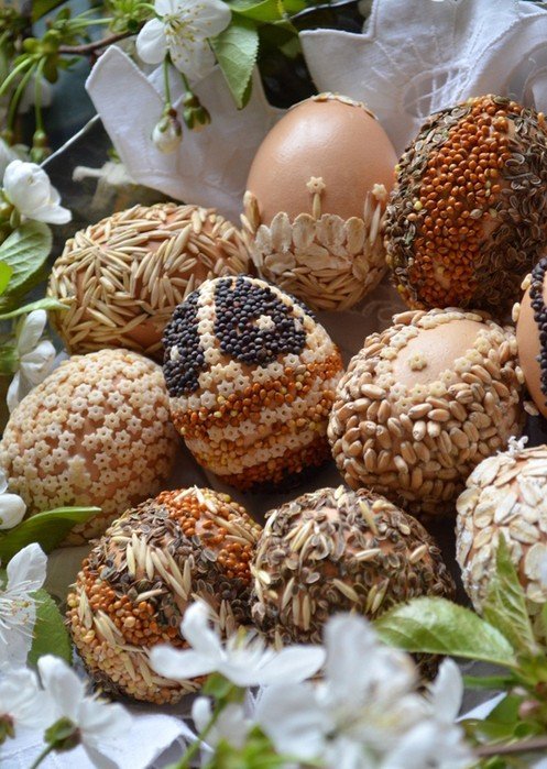 Пасхальные яйца: декор семенами и крупой
