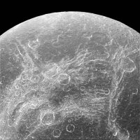 NASA опубликовало снимки Дионы