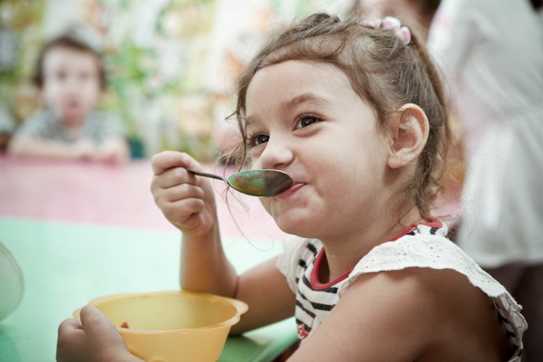 Как приучить ребенка к садиковому режиму питания
