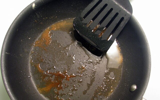 Как почистить старые сковороды от нагара