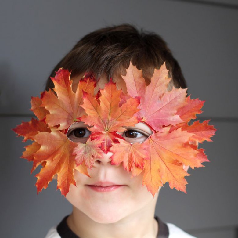 Маска из листьев на Хэллоуин для ребенка