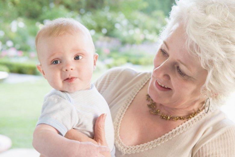 Топ 10 странных бабушкиных советов по уходу за ребенком
