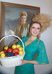 Лене Лениной дарят фрукты вместо цветов
