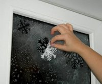 Новогоднее украшение дома: снежинки на морозном окне