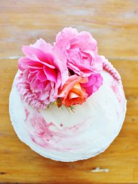 Как правильно использовать живые цветы для украшения тортов