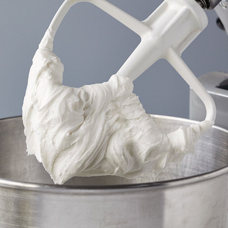 Как приготовить белоснежный масляный крем для украшения торта