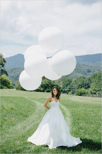 Идея для летней свадебной фотосессии: воздушные шары