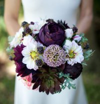 Букет невесты с темными цветами
