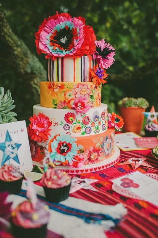 Яркий свадебный торт: тренд 2016