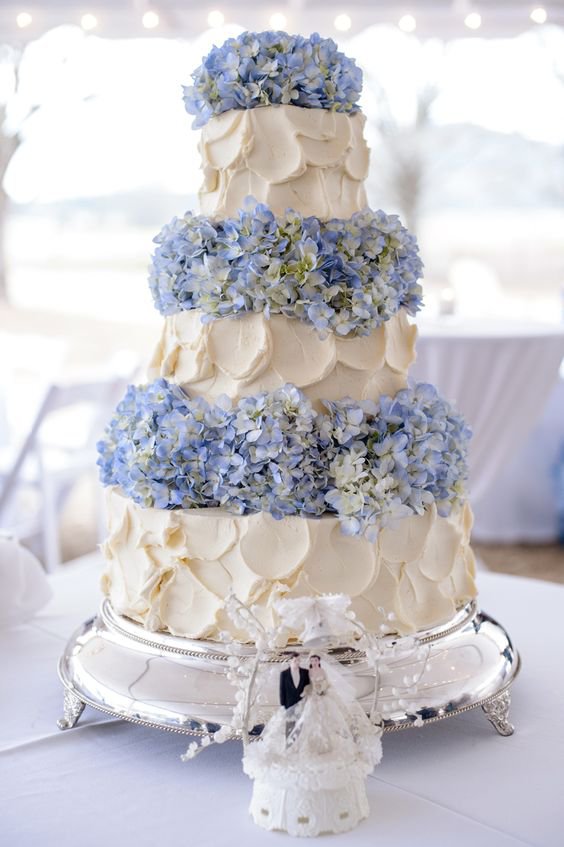 Свадебный торт с голубой гортензией