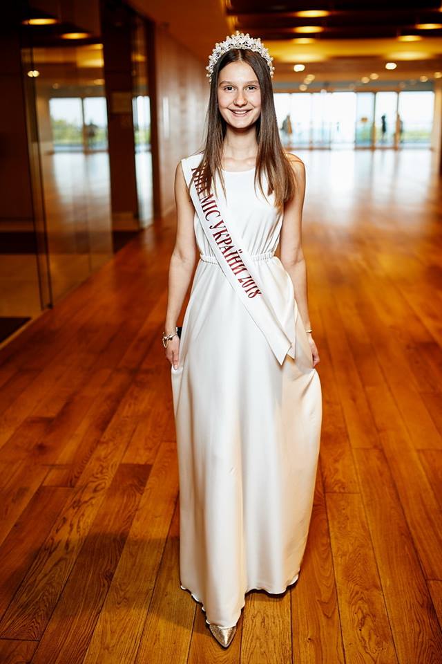 Мини-мисс Украина Дарина Галицкая стала ведущей конкурса красоты на Канарах